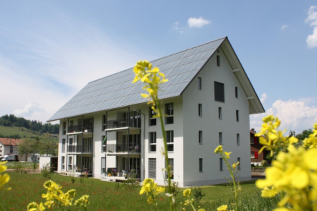 Solares Mehrfamilienhaus